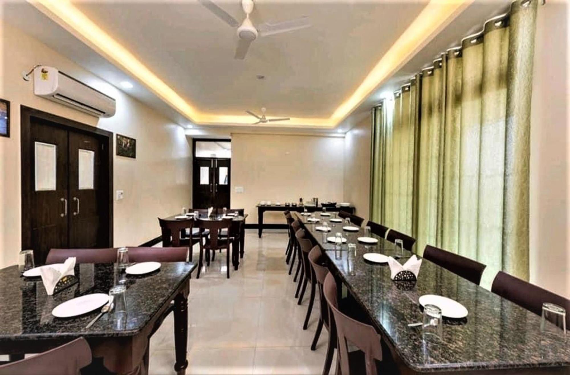Hotel Ravi Residency بهاراتبور المظهر الخارجي الصورة
